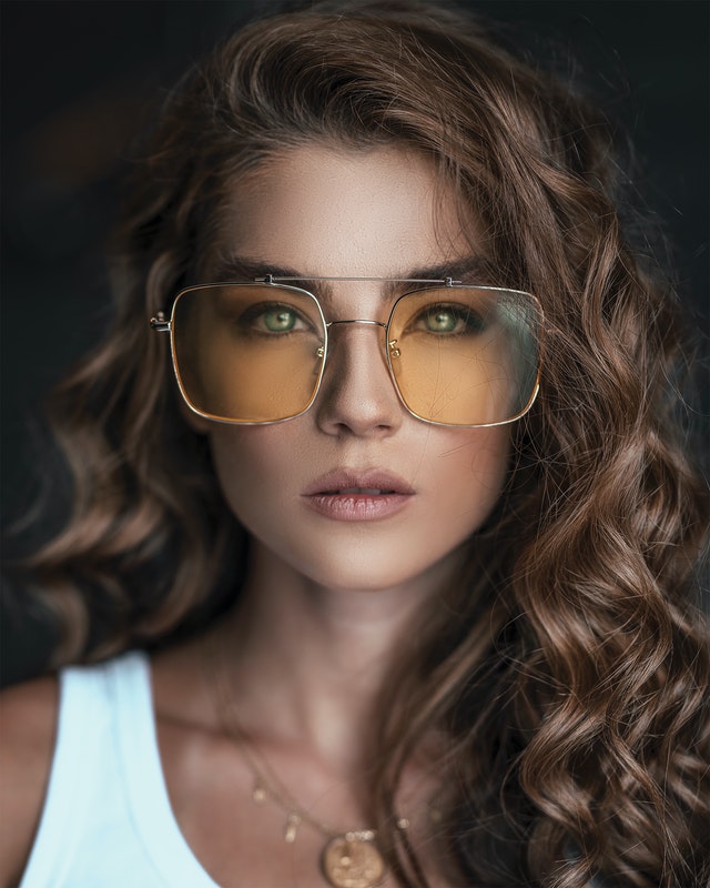 Žena s brýlemi