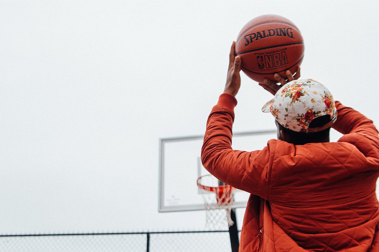 Můj bratr hraje basketbal. 